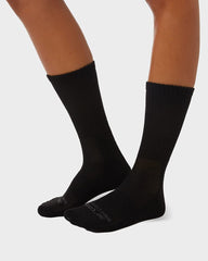 32 Degrees arch-support crew socks designed for long workouts and steady daily activity.