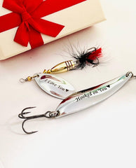Aartedesign engraving preview on lure with personalized options for dad.