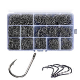 Barbed fishing hooks set, 1000pcs in sizes 3 to 12, stored in a portable box.