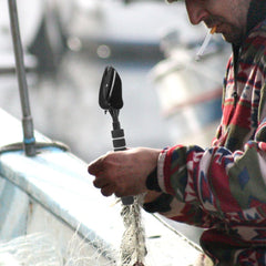 Besportble bait thrower device for controlled bait tossing