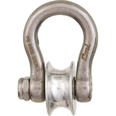 CMI Shackle Pulley in use demonstrates secure, space-efficient lifting in tight spots.