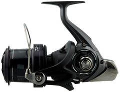 Daiwa Cross Cast 4000 side view highlighting robust balance and form.