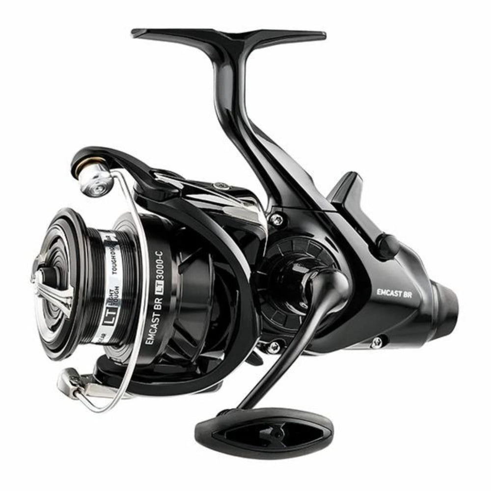 Daiwa EMCAST Bite N’ Run spinning reel front view with carbon light body and balanced feel.