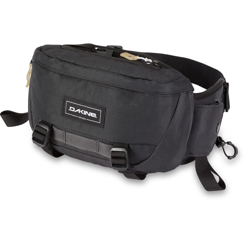 Dakine Hot Laps 2L Black front view with quick-access sunglasses pocket for trail convenience.