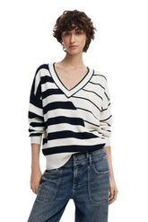 Desigual Jers Estocolmo front view in white, a versatile urban staple.