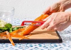 Dreamfarm Sharple ceramic ball sharpener cover demonstrates automatic blade maintenance.
