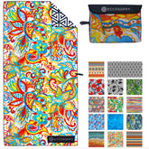 ECCOSOPHY microfiber sand-free beach towel showing sand sliding off for clean outings at the beach.