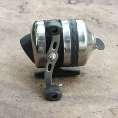 Bowfishing reel mounted on a bow