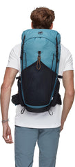 Hydration system compatibility in Mammut Ducan 26L for easy water access.