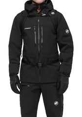 Mammut Nirvana 18L outer material close-up, recycled, PFC-free fabric for sustainable use.