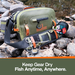 Front main pocket with airtight zipper on MAXITHAN Lehigh Crossing keeps gear dry.