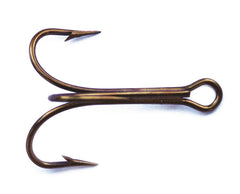 Mustad 3551 classic treble hook in bronz finish, ideal for versatile freshwater and saltwater use.