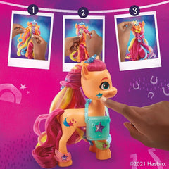 My Little Pony Rainbow Reveal Sunny braiding tool reveals rainbow color.