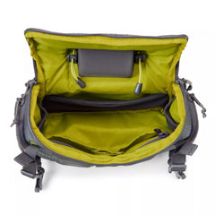 Ergonomic strap system with side pockets on the chest pack