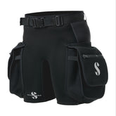 SCUBAPRO Hybrid Cargo shorts with large pockets for valuables during a dive.
