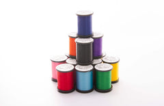 A fly tier uses SemperfliClassic Waxed Thread to split wraps with ease.