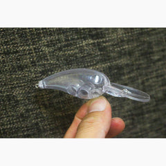Shelt medium diving crankbait in action shows stable wobble to reach mid depth