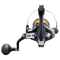 SHIMANO SPHEROS SW A 10000PG reel in hand demonstrates balanced ergonomics for long sessions