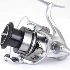 Shimano Stradic FL 1000 ambidextrous handle closeup enabling easy left-right hand use.