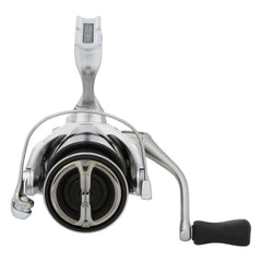 Shimano STRADIC ST2500HGFM spool detail highlights precision gearing for reliable retrieves.