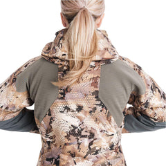 SITKA Hudson lanyard anchor demonstrates convenient call stowage on the go.