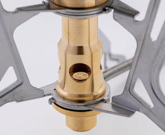 SOTO Fusion Trek detachable design demonstrates easy attachment to gas canisters for quick setup.