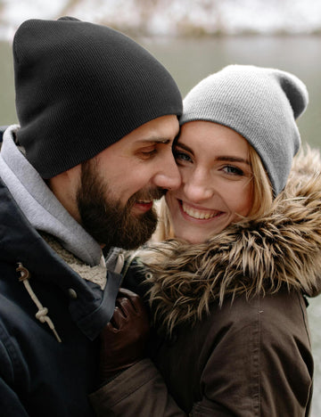 Label shows one size fits 52-58 cm on gray beanie