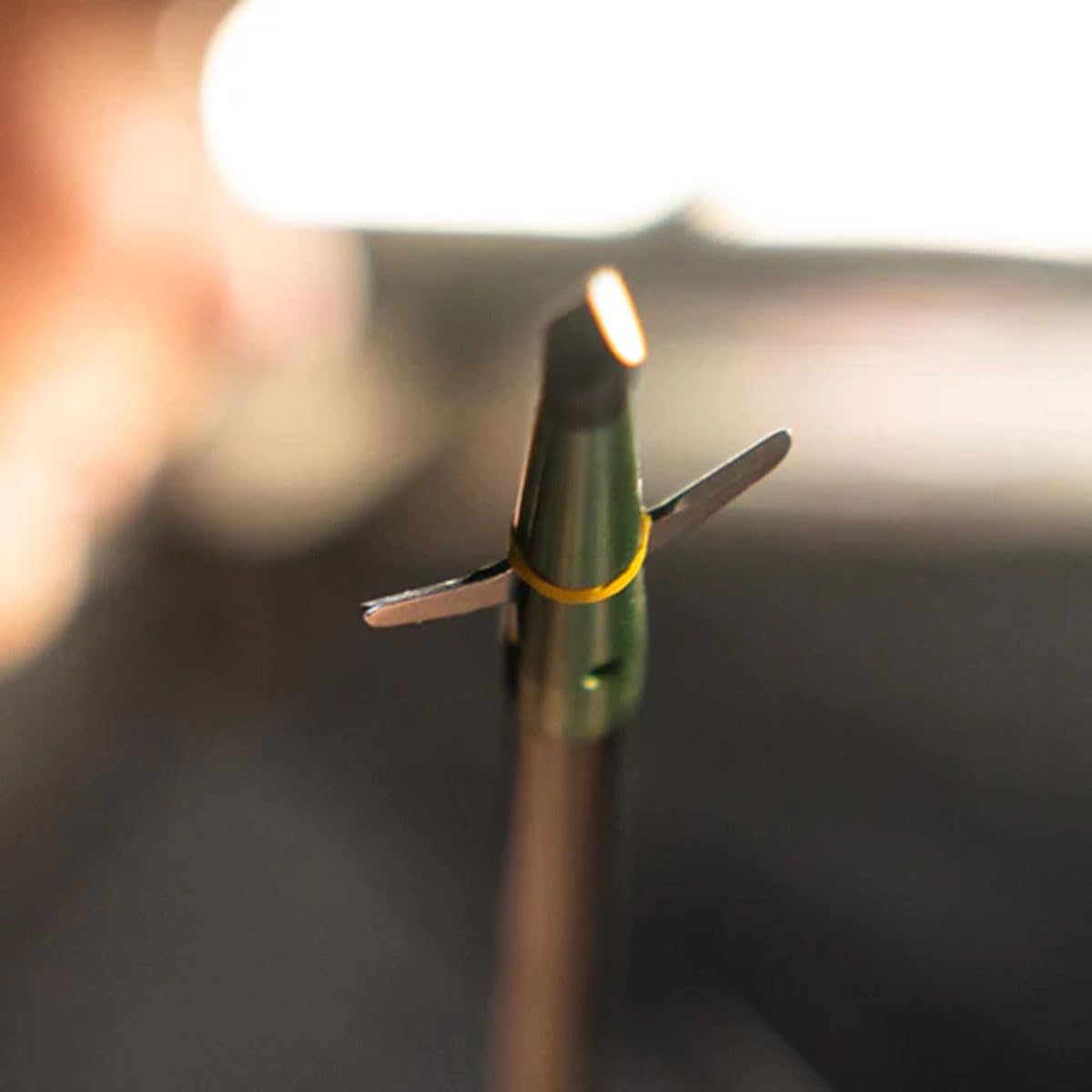 Includes rugged case with 3 broadheads and 6 replacement bands