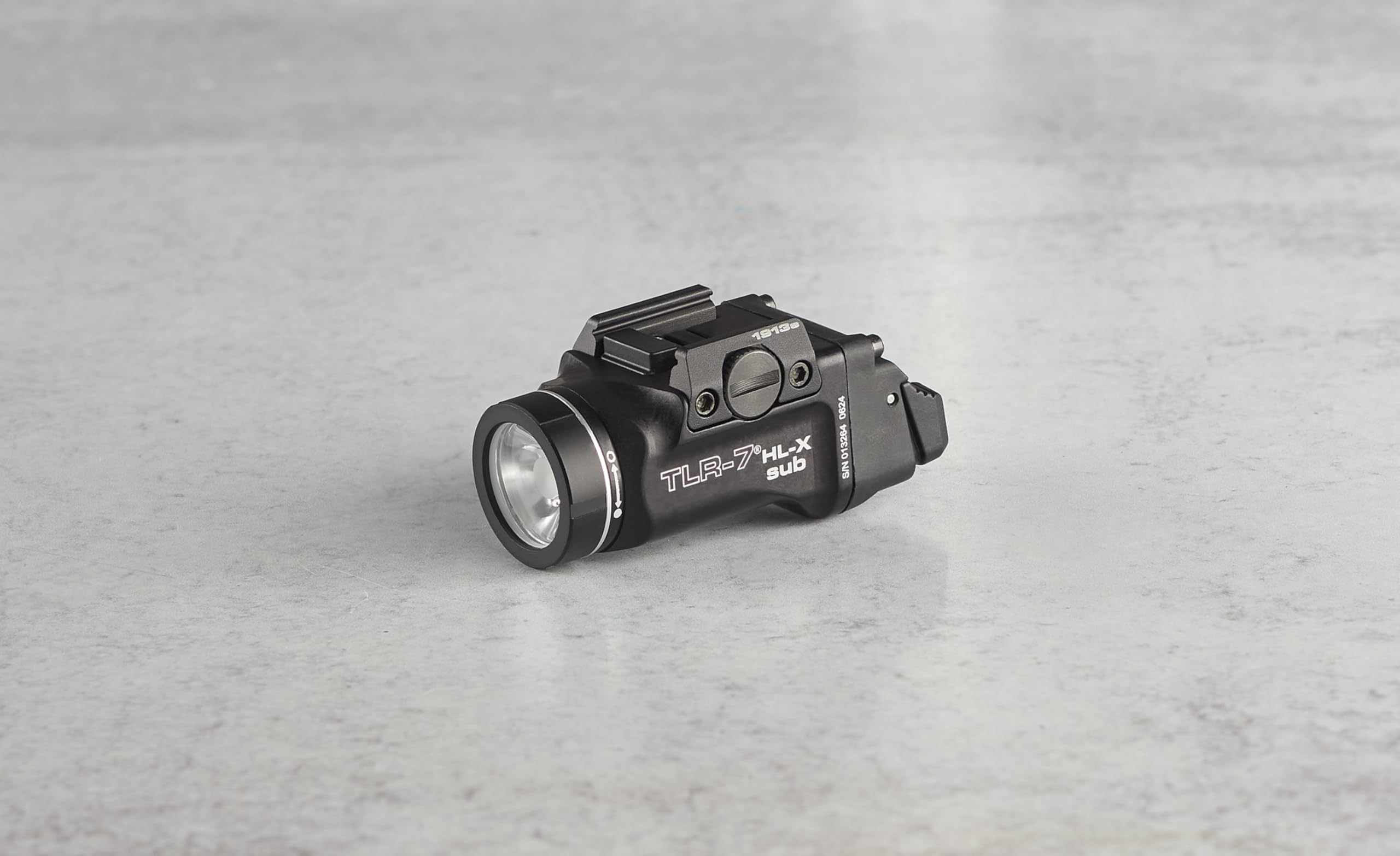 1000-lumen beam and 200m range emphasis