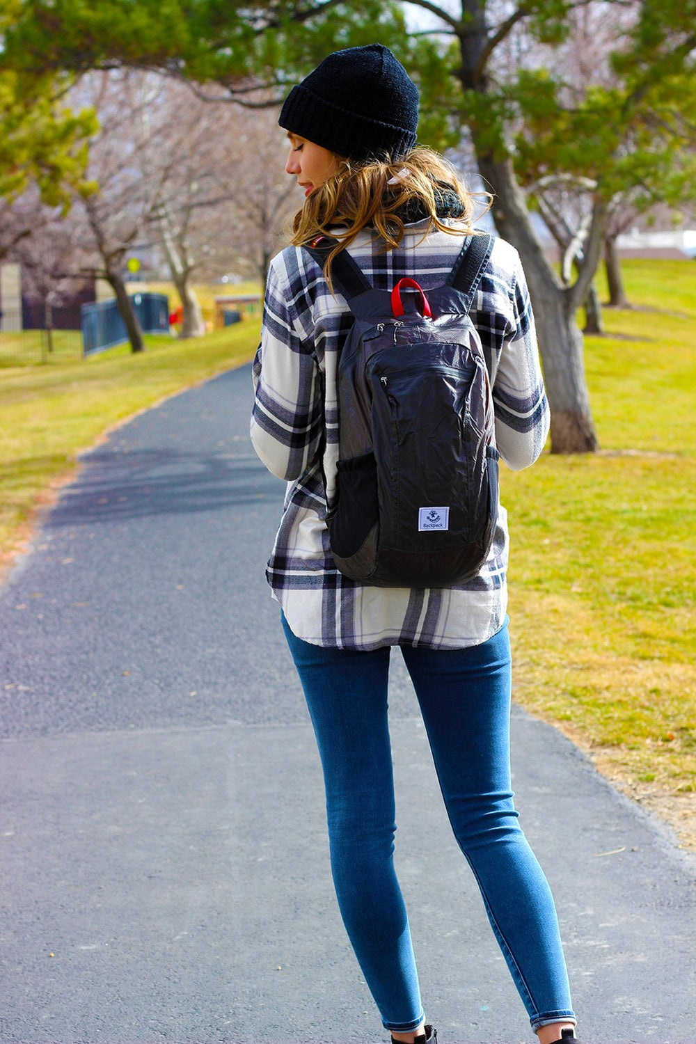 4Monster hiking daypack back strap grey 24L emphasizes comfortable carry.