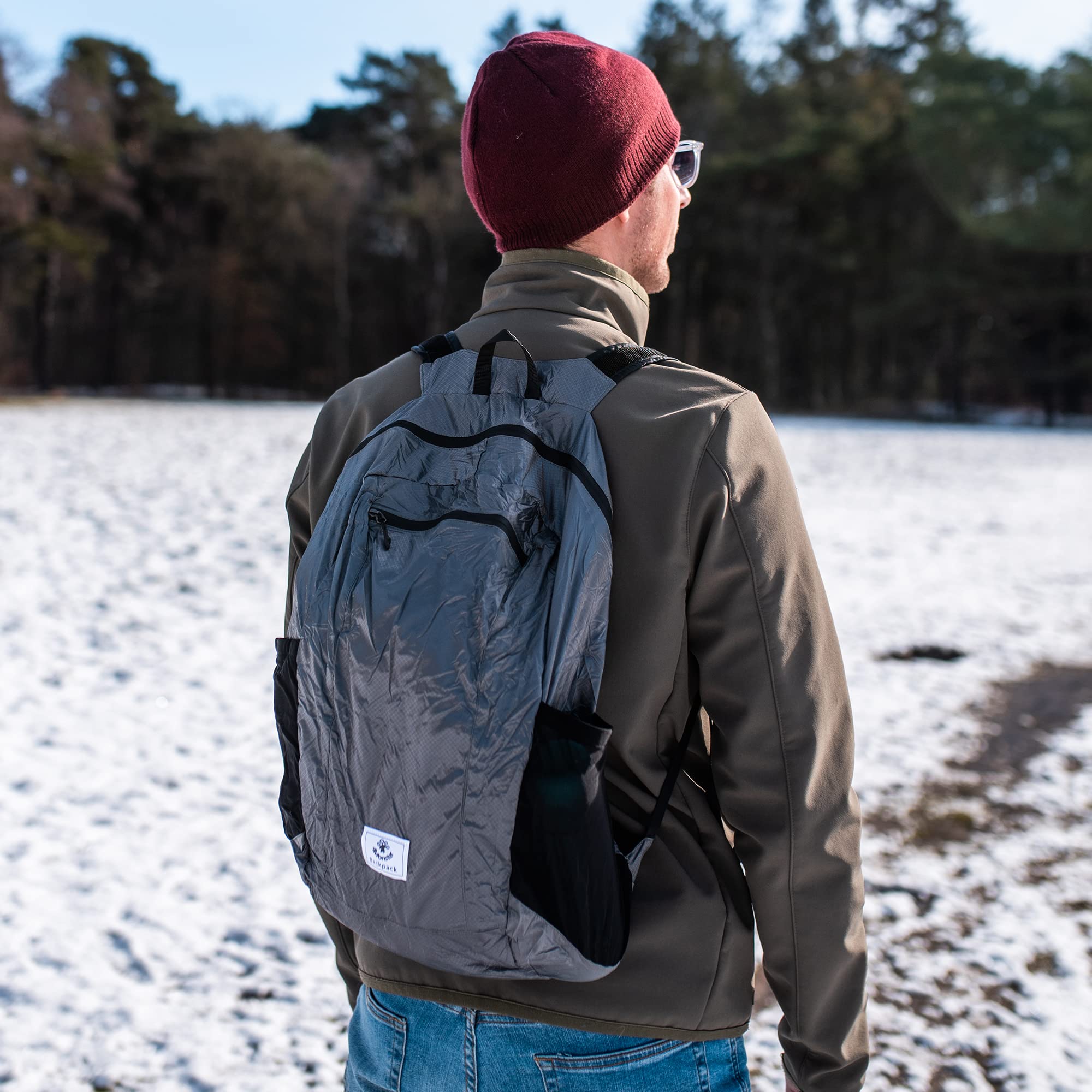 4Monster Hiking Daypack front pocket zipper illustrates quick-access storage.