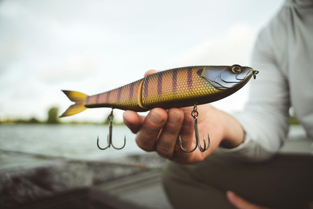 6th Sense Draw 9.0 wide glide with steady retrieve attracts following bass.