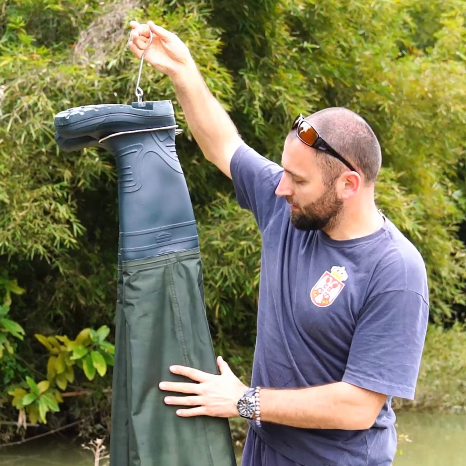 Keeps waders and boots off the ground for effective drying
