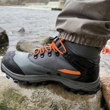 8 Fans wading boots provide large mesh drainage holes to shed water and debris.