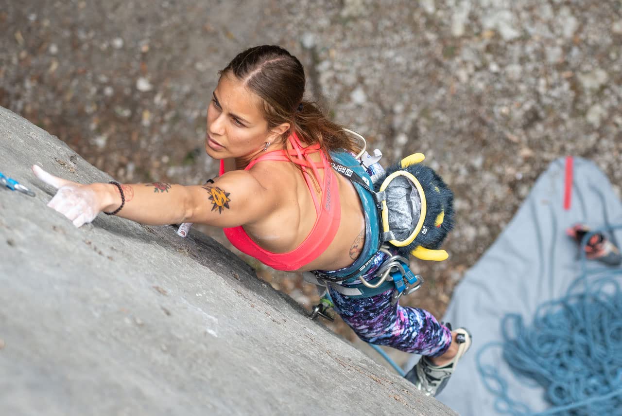 Ergonomic shape of the 8BPLUS chalk bag supports comfortable chalking