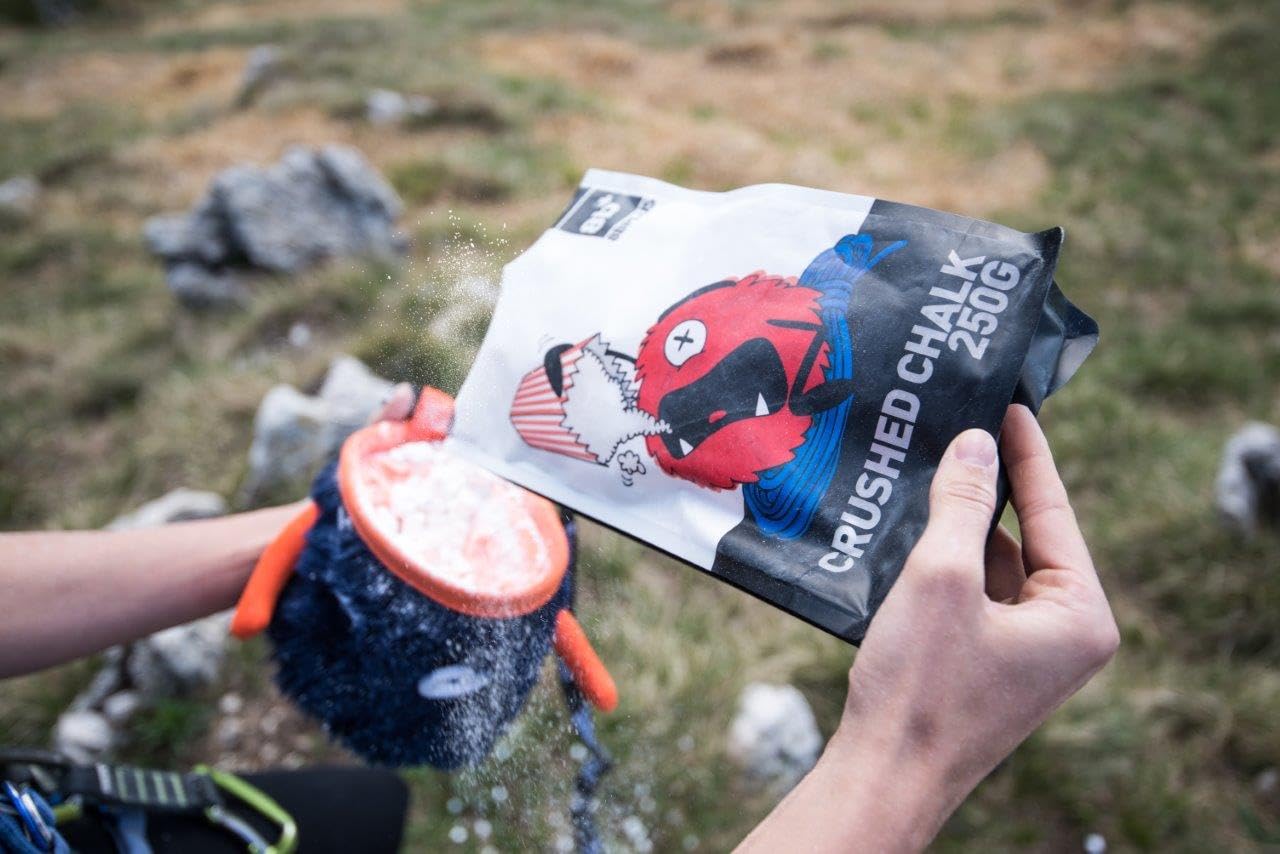 8BPLUS crushed chalk bag in use – dries hands during climbs.
