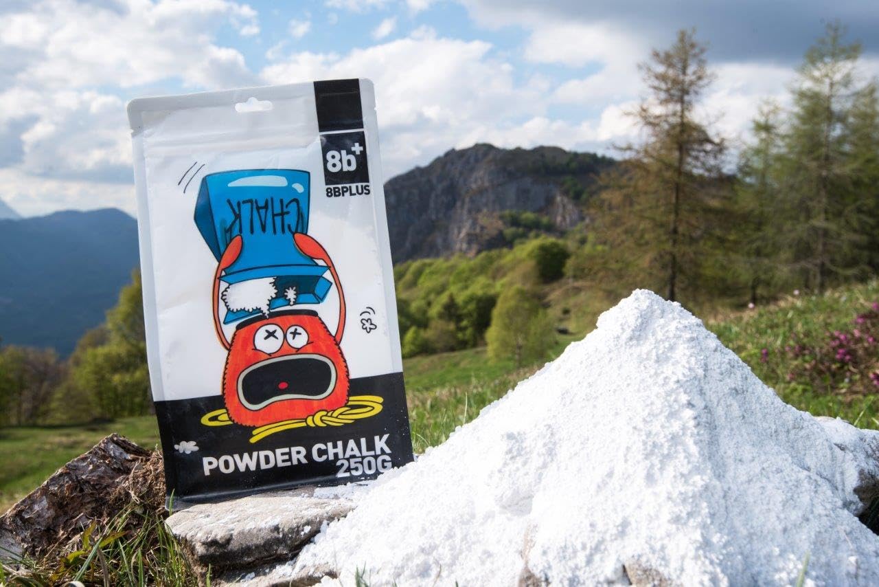 Chalkbag ready with 8BPLUS powder chalk for climbs and sessions.