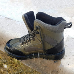 8 Fans non-slip soles provide traction against mossy stones and muddy bottoms