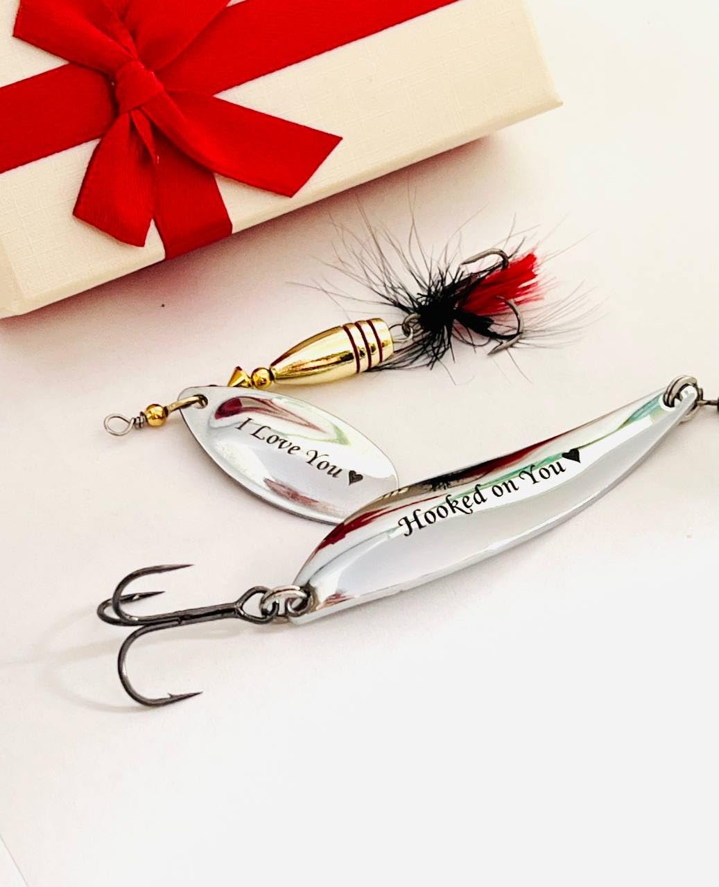 Aartedesign engraving preview on lure with personalized options for dad.