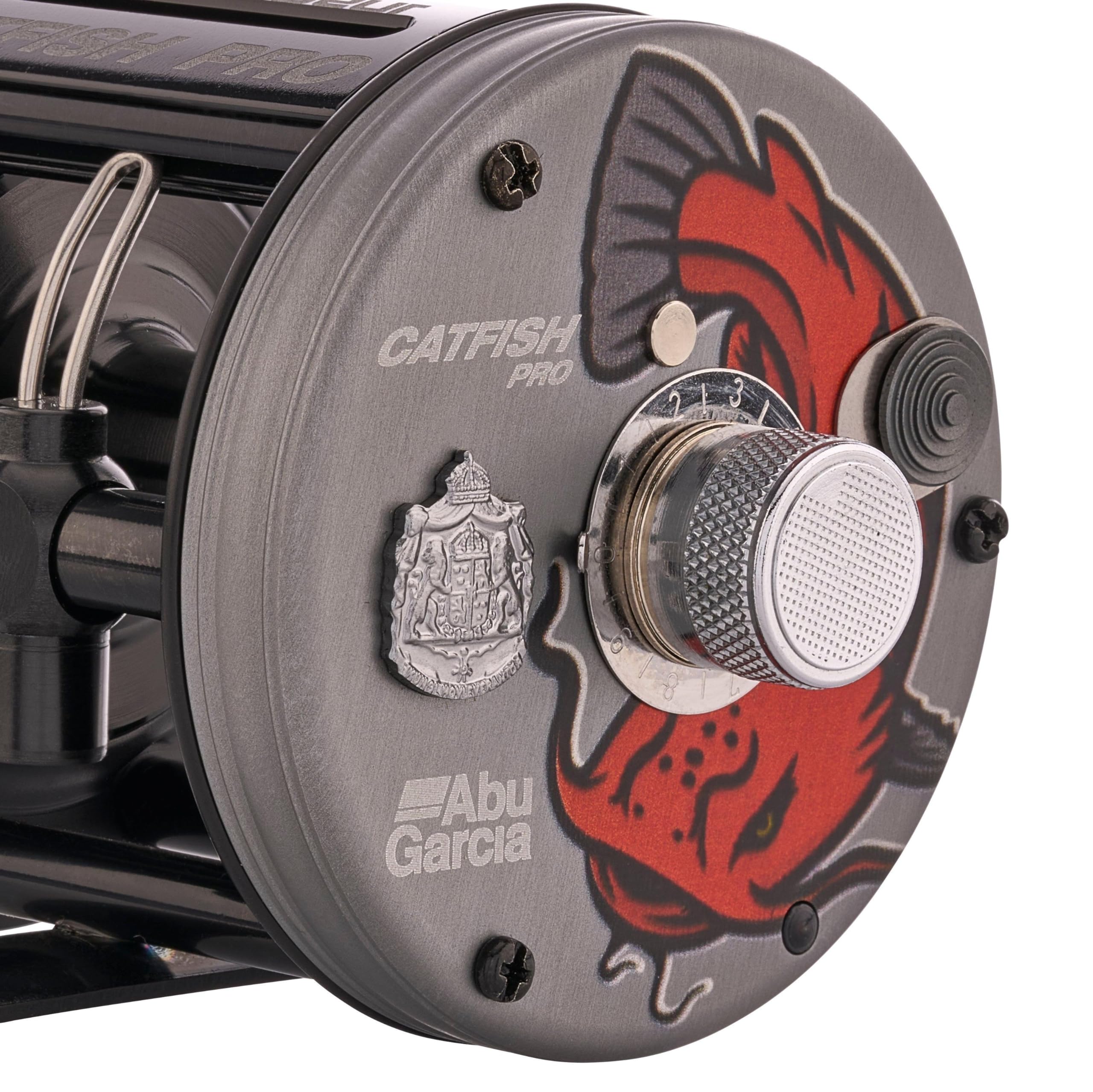 Synchronized level wind system on round baitcast reel