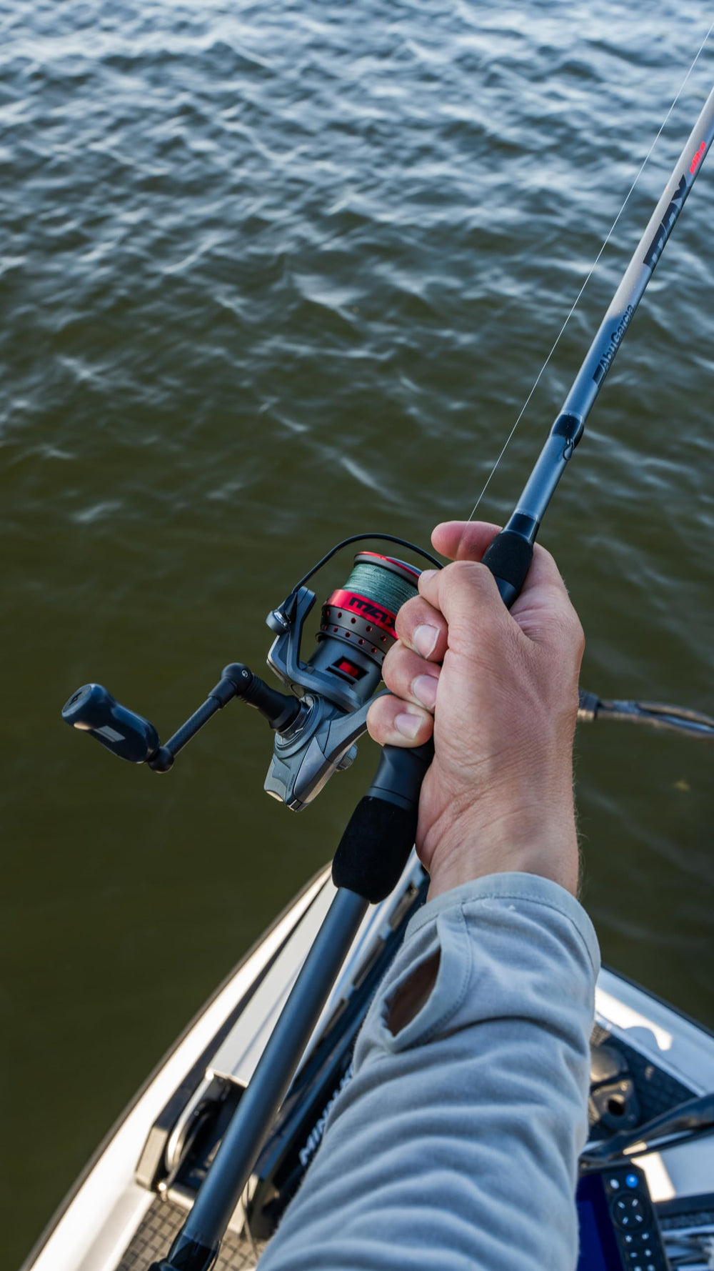 Ergonomic handle supports right or left hand operation