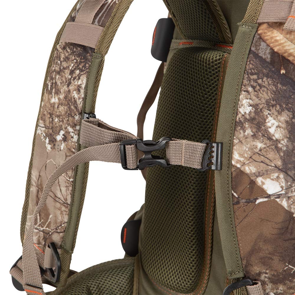 AC ALLEN Terrain Reservoir sternum strap stabilizes the load during hikes.