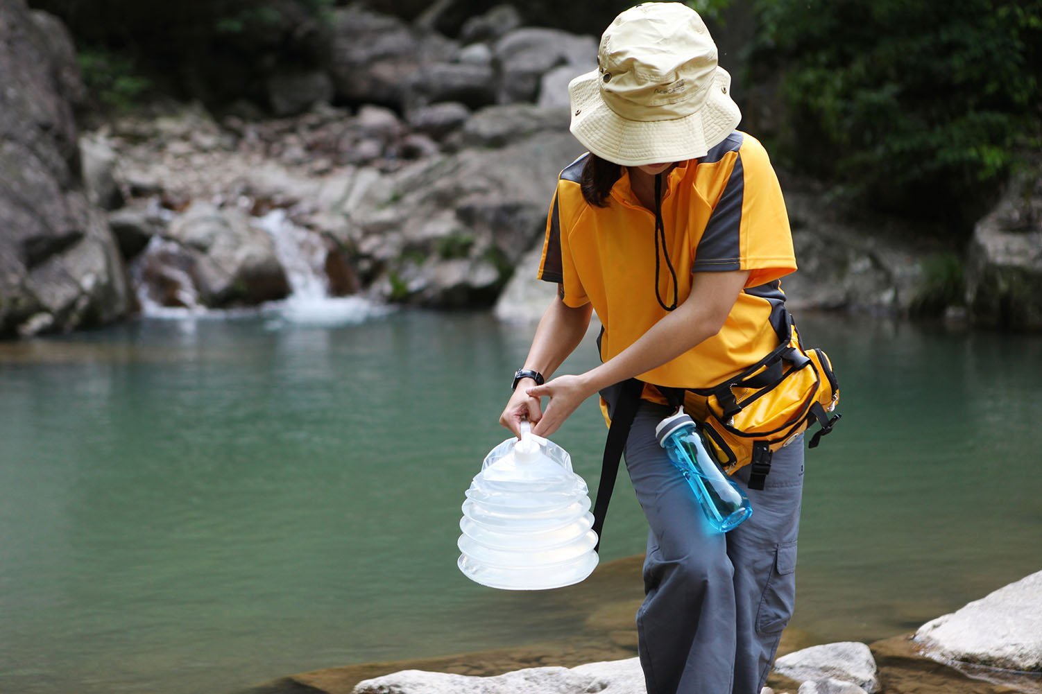 AceCamp Accordion Jerrycans 15L in outdoor use for full water needs.