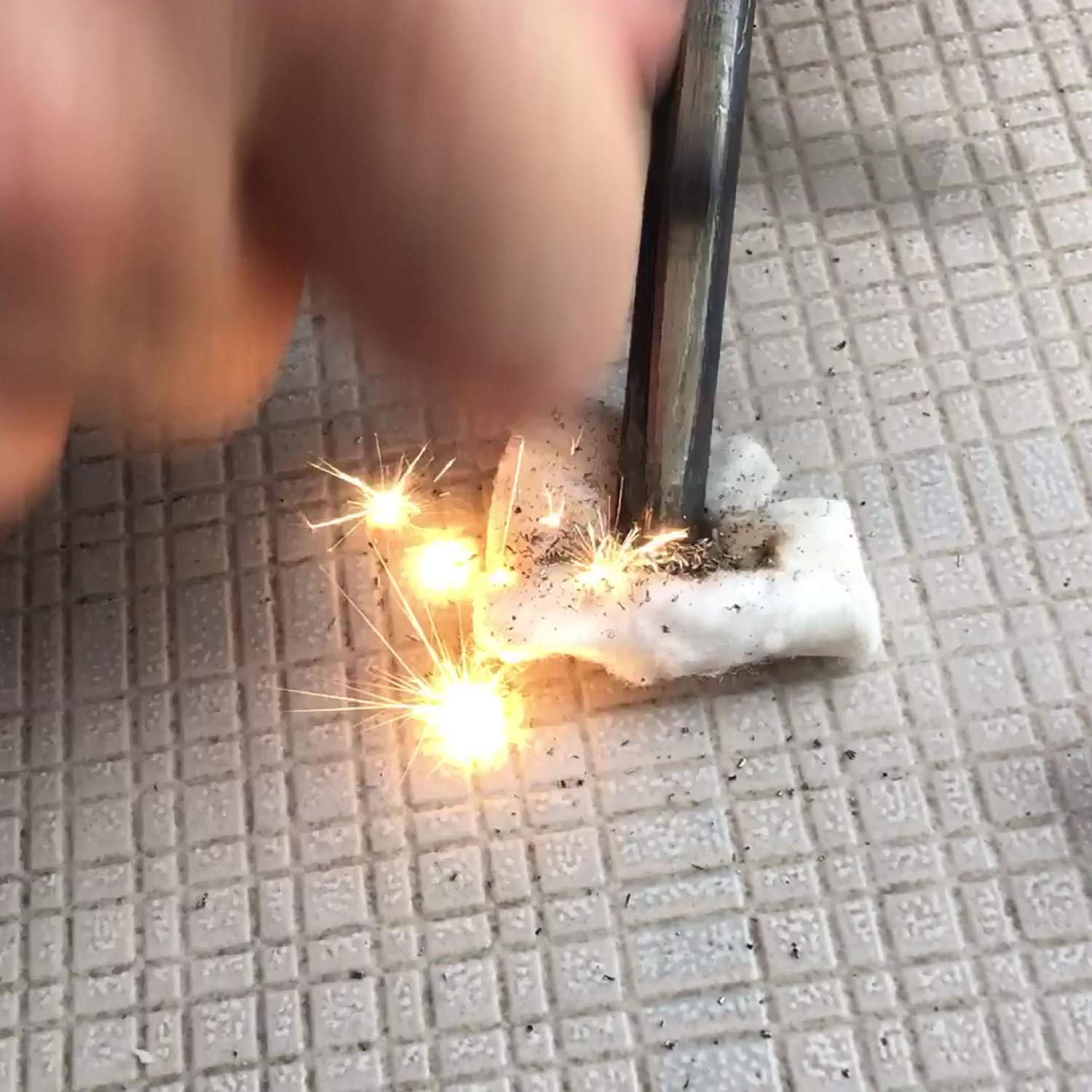 Aipuya Waterproof Emergency Fire Starter: reliable in wet weather