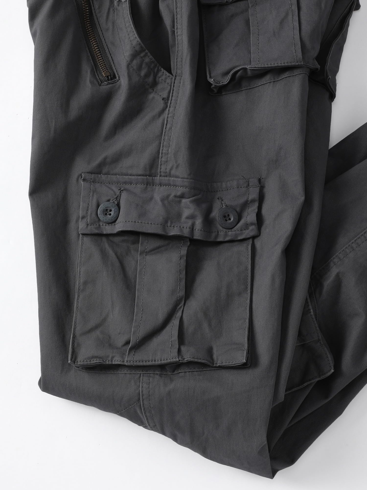 AKHIKING Wrinkle-resistant fabric enables easy care for travel days.