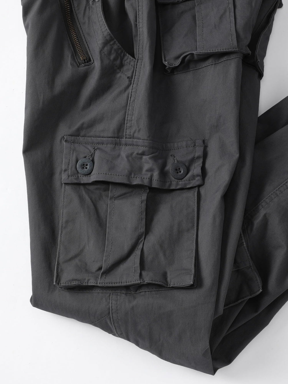 AKHIKING Wrinkle-resistant fabric enables easy care for travel days.