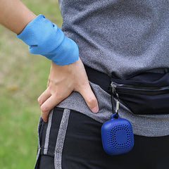 AKOAK towel features a stainless steel buckle for easy carrying.