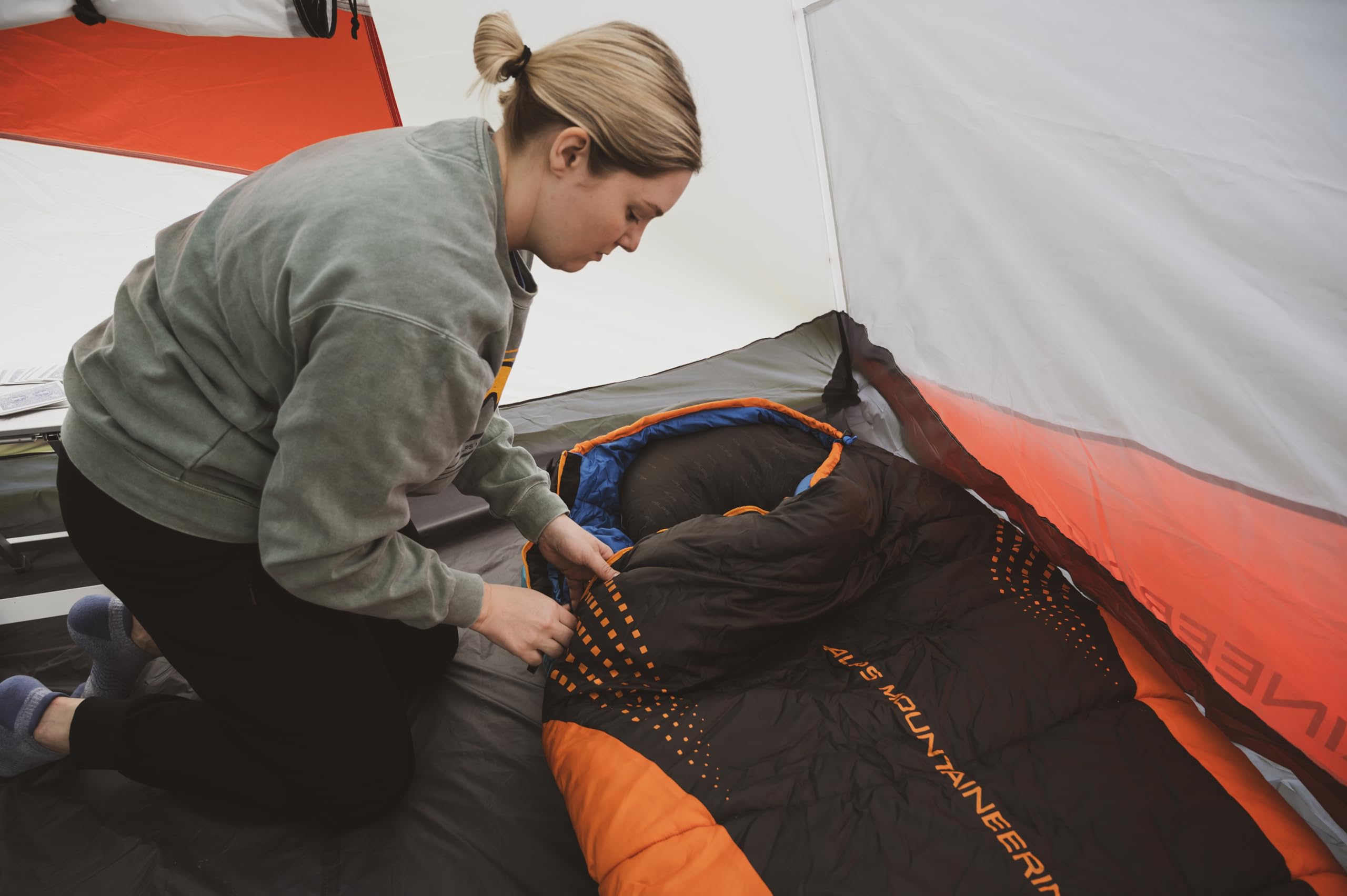 ALPS Mountaineering Blaze 0-Degree XL zipper ensures smooth operation in cold