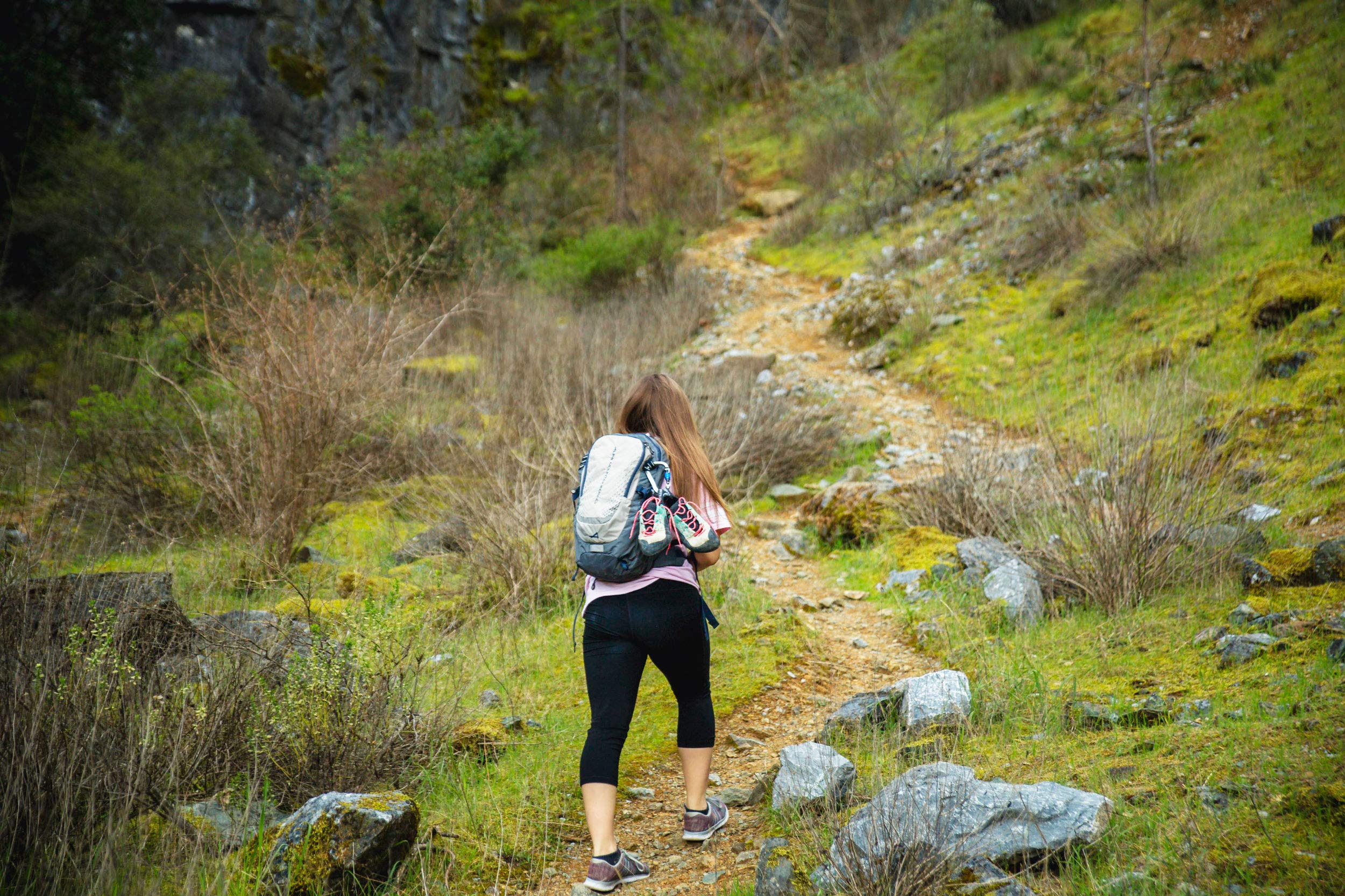 ALPS Mountaineering Hydro Trail 17L removable sternum strap adjusts for comfort.
