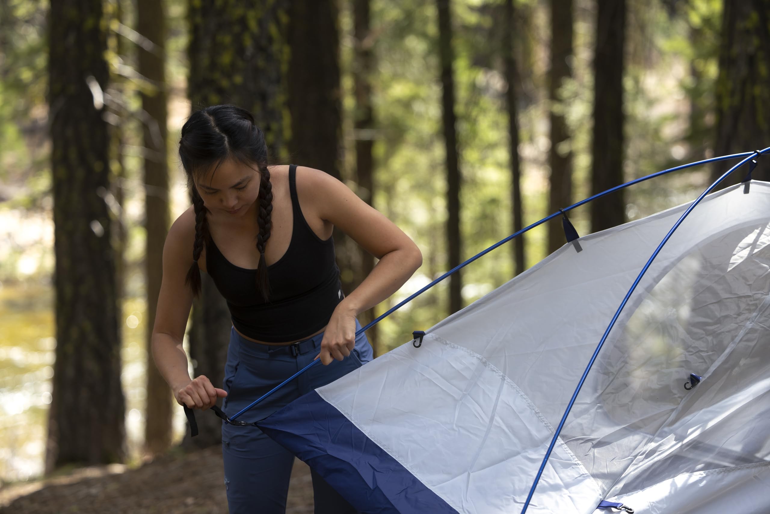 ALPS Mountaineering Lynx weight of 4 lbs 1 oz supports ultralight solo trips.